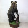 Чучело стоящего на задних лапах медведя с корягой – Фотография № 2.