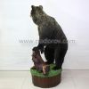 Медведь в естественной позе с корягой – Фотография № 3.